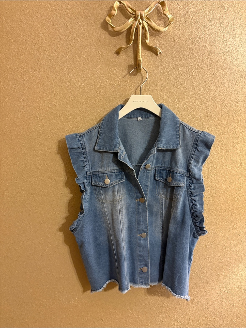 Ruffle sleeveless vest with raw edge!